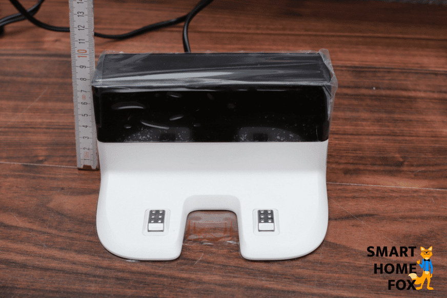 Die Ladestation des Ecovacs Deebot T9 wird mit einem Lineal ausgemessen